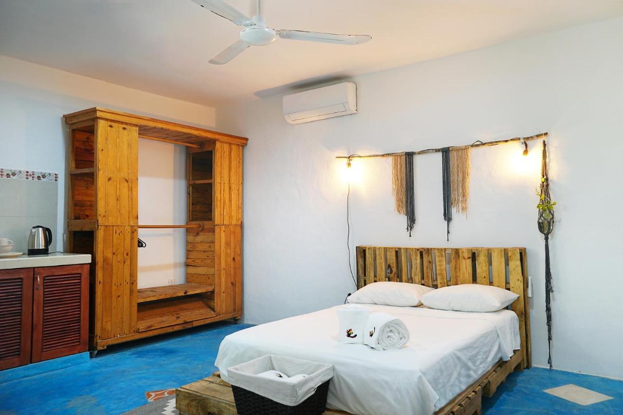 Red Panda Hostal Плая-дель-Кармен Экстерьер фото